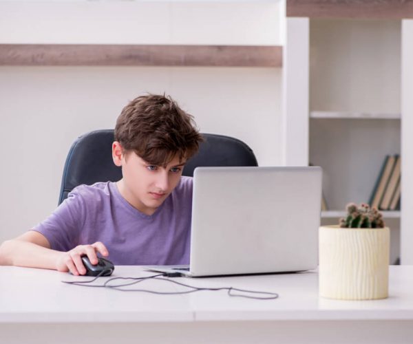 Kiedy zacząć leczyć uzależnienie od komputera u dziecka?