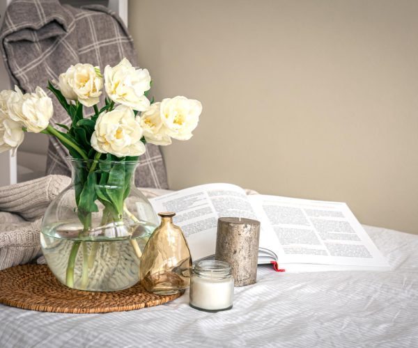 Szklany wazon z kwiatami – wyjątkowa ozdoba mieszkania