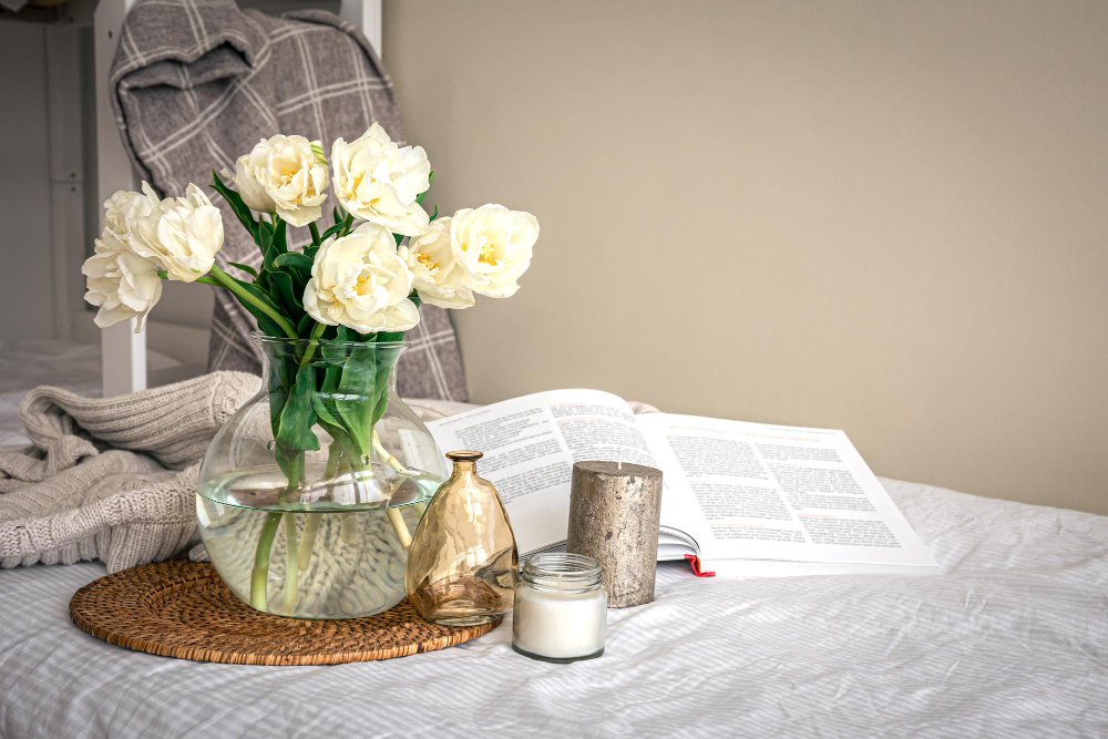 Szklany wazon z kwiatami – wyjątkowa ozdoba mieszkania