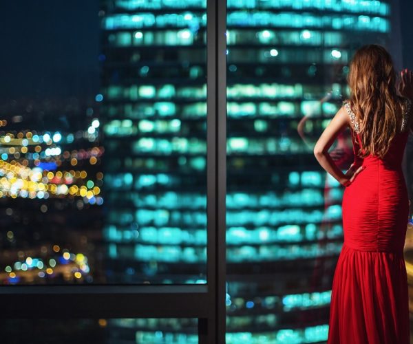 Jak nosić długie sukienki wieczorowe – zasady stylizacji